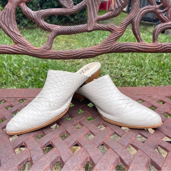 💋MATISSE Clover Taupe Leather Croc Skin Slip On Stacked Wood Heel Mules - Picture 12 of 16